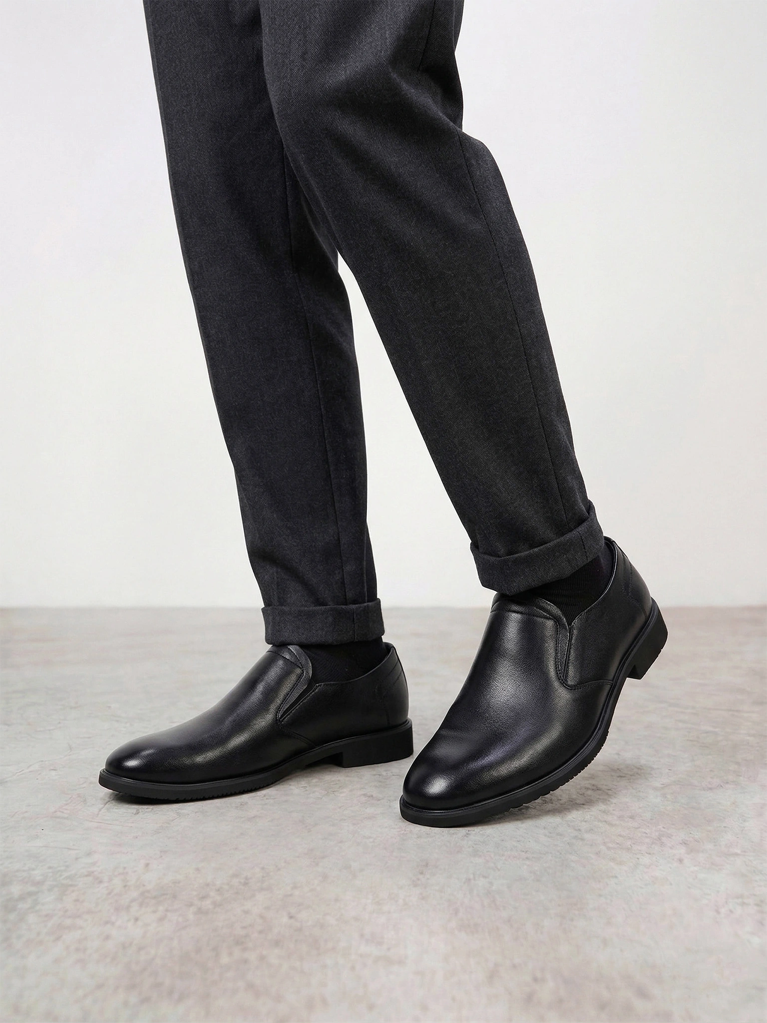 Туфли черного цвета с эластичными вставками на низком каблуке